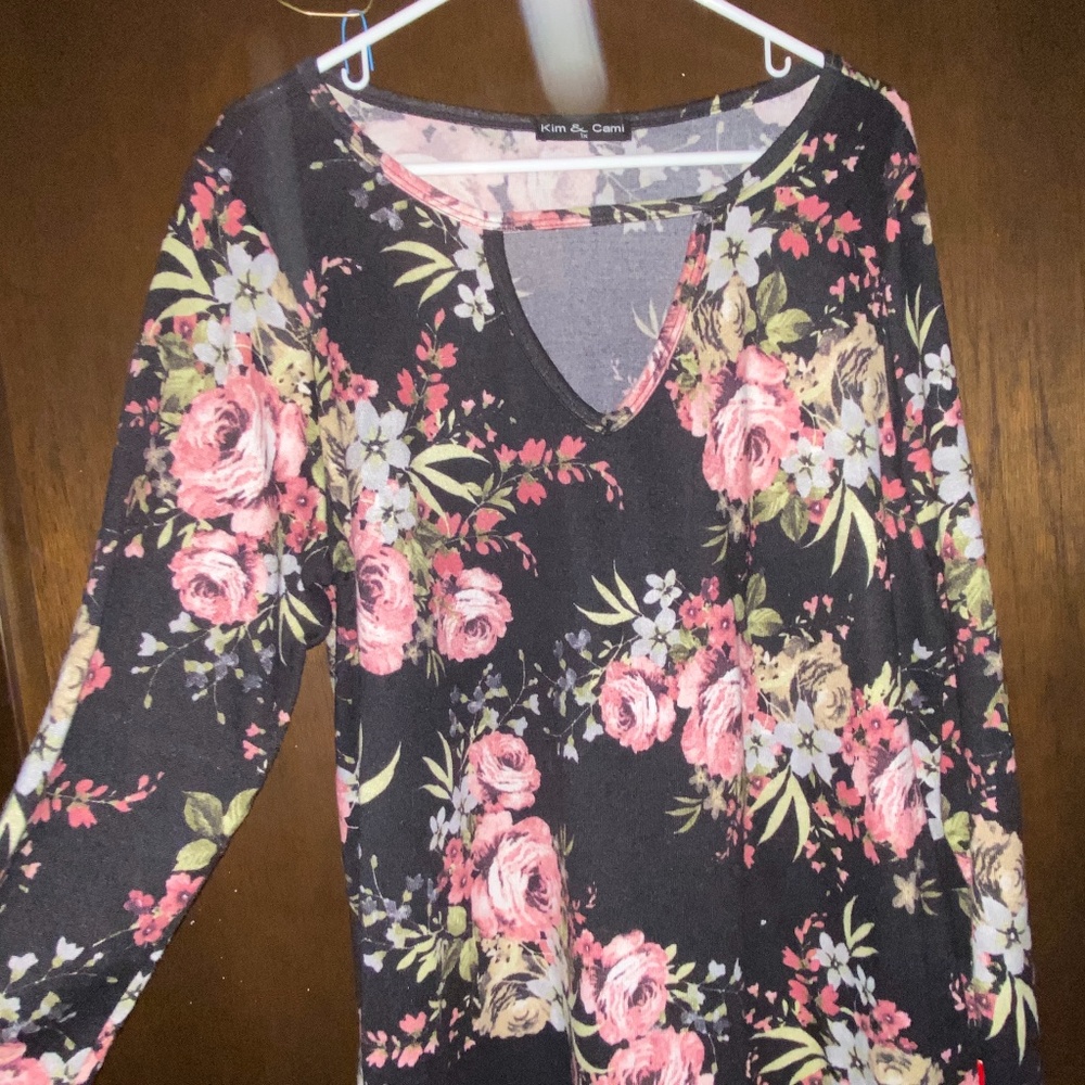 Kim &Cami long sleeve floral top